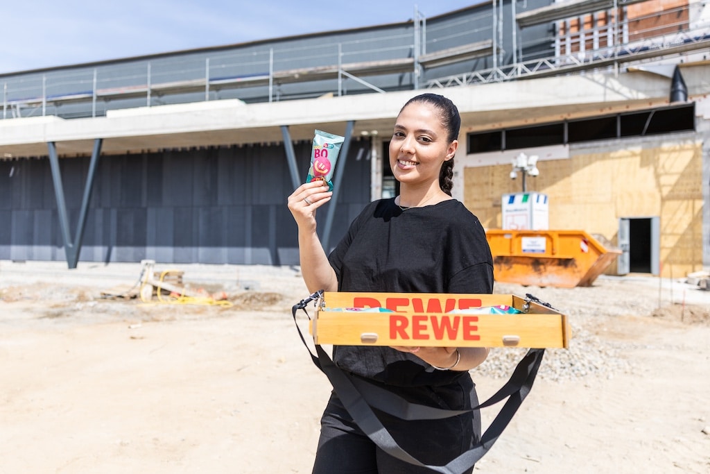 Eis-Verteil-Aktion auf der Baustelle neuen REWE in Düsseldorf-Unterrath © Michael Breuer | photokonzept
