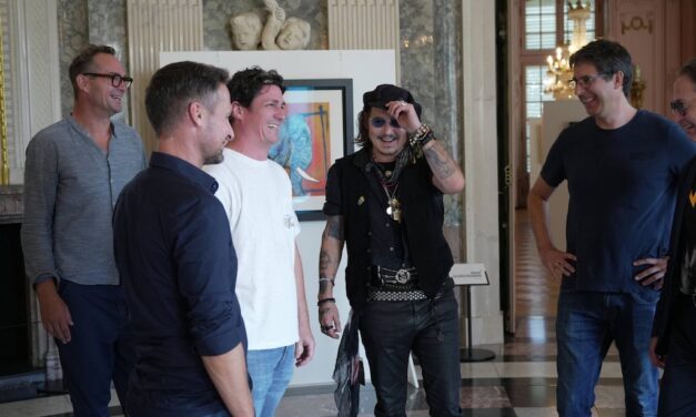 Johnny Depp besucht Schloss Benrath – Vorab-Blick auf seine eigene Kunst