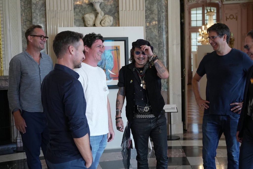 Johnny Depp besuchte Schloss Benrath vor der offiziellen Eröffnung und schaute sich seine eigenen Werke in den historischen Räumen an.Foto: 2026, Premium Modern Art, Never Fear Truth LLC