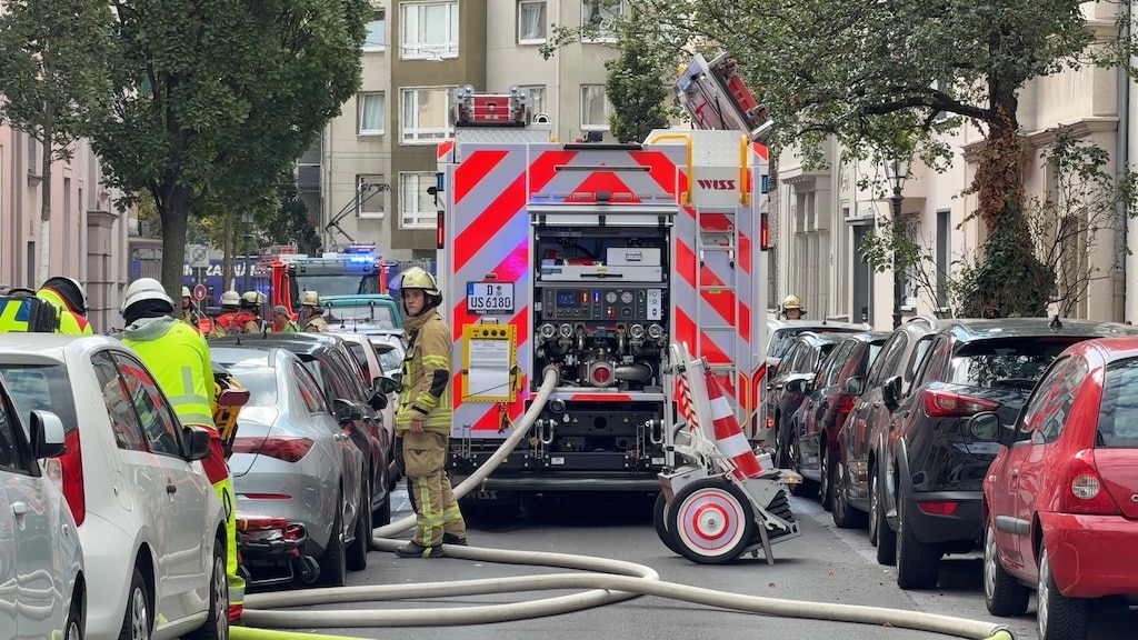 Dramatischer Wohnungsbrand mit Menschenrettung in einem Mehrfamilienhaus © Patrick Schüller