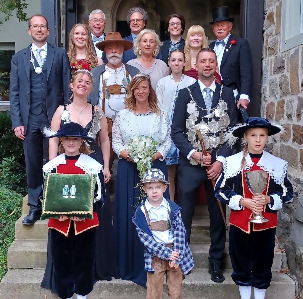 Die neuen Majestäten am Pfarrhaus © Petra Hoster Die neuen Majestäten am Pfarrhaus © Petra Hoster