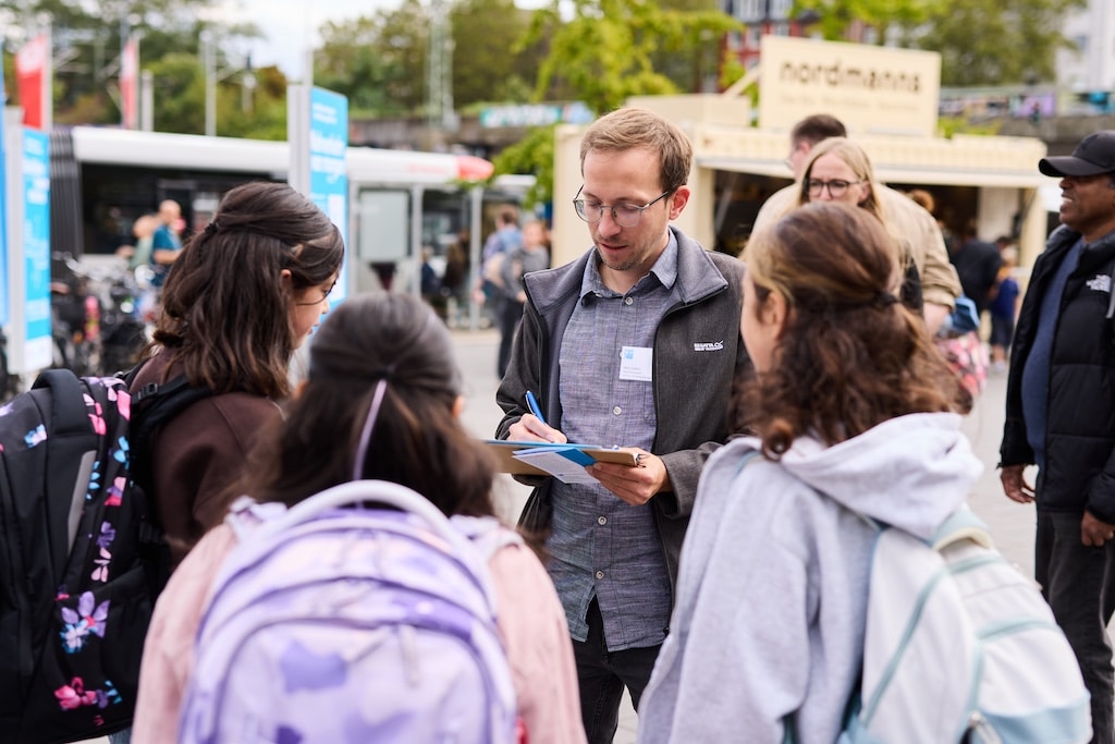 Hinweise der Passanten zum Nahverkehr in Düsseldorf werden unmittelbar aufgenommen. © Landeshauptstadt Düsseldorf/Lasse Rotthoff