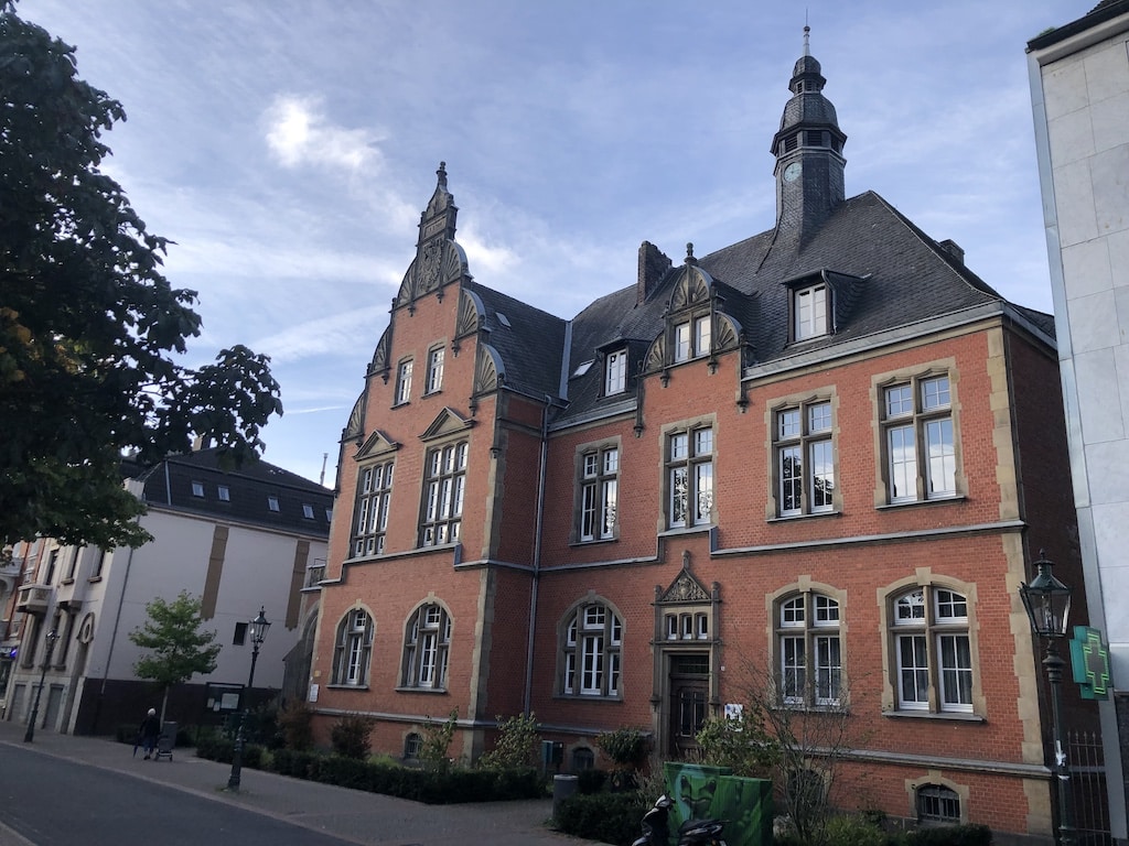 Errichtet im Zuge der Neugestaltung des Gertrudisplatzes prägt das Rathaus Eller gemeinsam mit Kirche, Marktplatz sowie Wohn- und Geschäftshäusern den historischen Ortskern. © Landeshauptstadt Düsseldorf/Bauaufsichtsamt