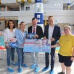 Bädergesellschaft schenkt Düsseldorfer Familien 5.000 Gutscheine fürs Babyschwimmen