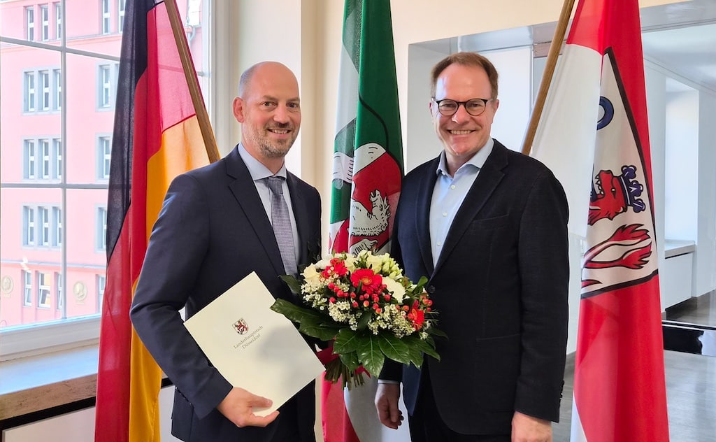 Marcus Beyer, Düsseldorfs neuer Beigeordneter für Mobilität und Infrastruktur, hat am Freitag, 18. September, durch Oberbürgermeister Dr. Stephan Keller seine Ernennungsurkunde ausgehändigt bekommen. Dabei hat er auch den Amtseid abgelegt. © Landeshauptstadt Düsseldorf