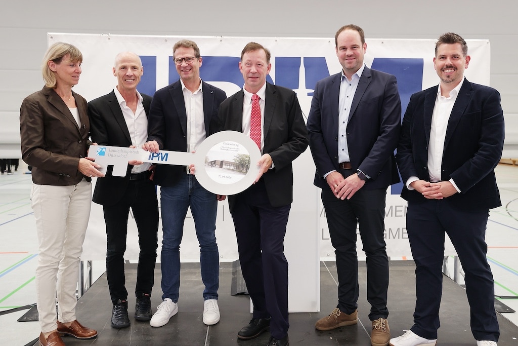Die offizielle Schlüsselübergabe mit (v.r.) Thomas Schwindowski, stellvertretender Leiter des Amtes für Schule und Bildung, Michael Köhler, technischer Geschäftsführer der IPM, Stadtdirektor Burkhard Hintzsche, Torsten Petter, Schulleiter des Geschwister-Scholl-Gymnasiums, Michael Suermann, Schulleiter des Heinrich-Hertz-Berufskollegs, sowie Anke Kemmerle, erweiterte Schulleitung des Technischen Berufskollegs Färberstraße. © Landeshauptstadt Düsseldorf/ David Young