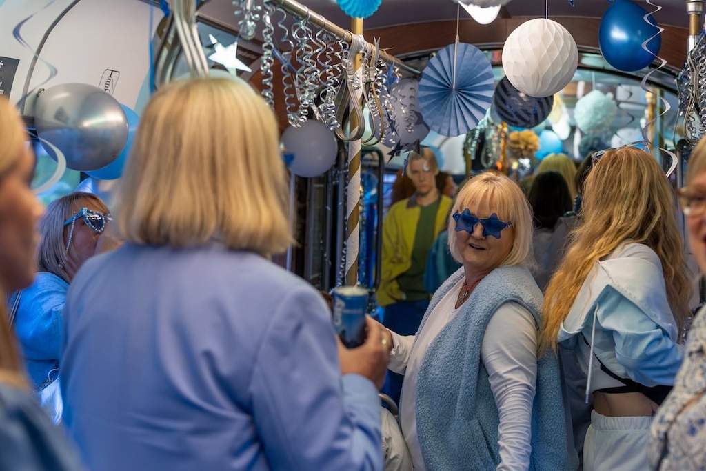 Fans in bester Feierlaune an Bord der Backstreet-Boys-Oldiebahn. © LB / Olaf Oidtmann