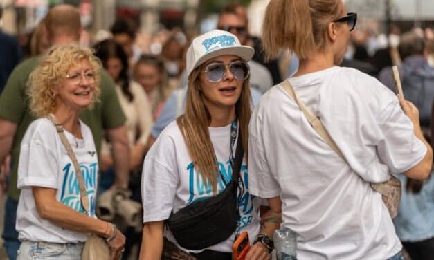 Blau, so weit das Auge reicht: Die Backstreet Boys machen Düsseldorf zur Fan-Stadt