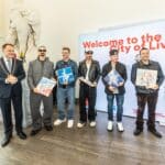 Backstreet Boys verewigen sich in Düsseldorf: Die Boyband trägt sich ins Goldene Buch ein und wird mit dem „Sold-Out-Award“ geehrt