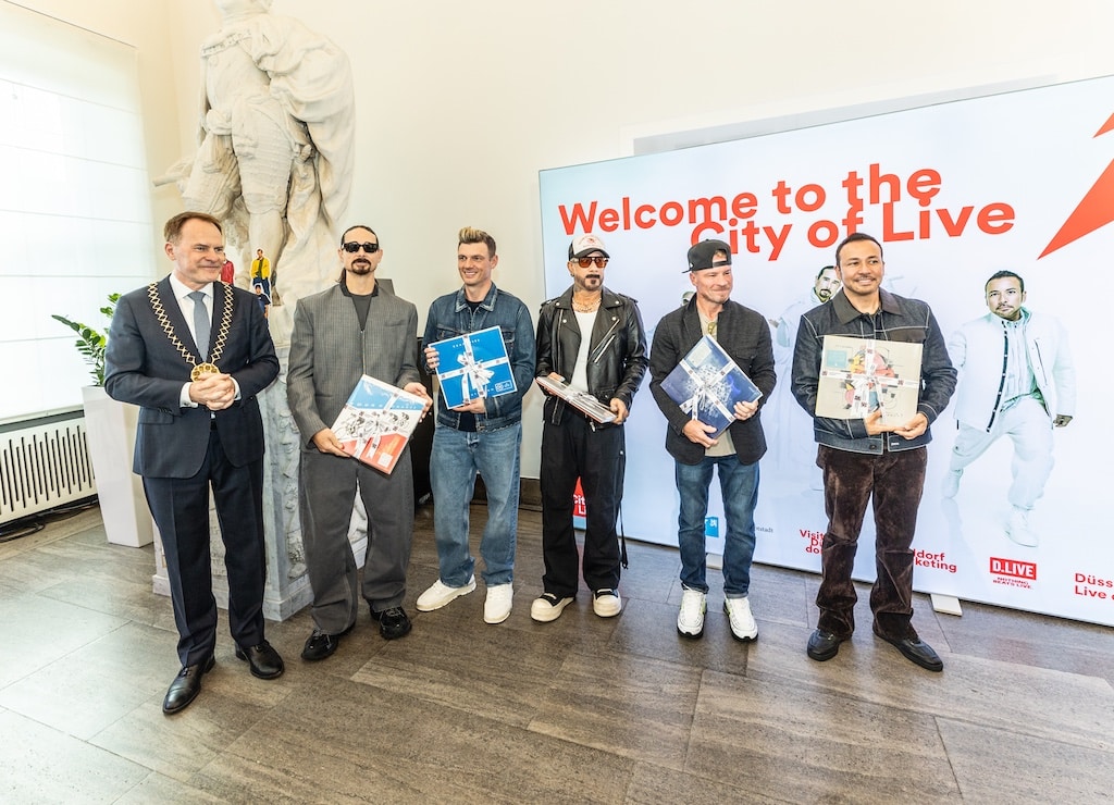 Backstreet Boys verewigen sich im Goldene Buch der Landeshauptstadt Düsseldorf © Landeshauptstadt Düsseldorf/Melanie Zanin