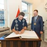 Jamie Oliver trägt sich ins Goldene Buch der Stadt&nbsp;ein
