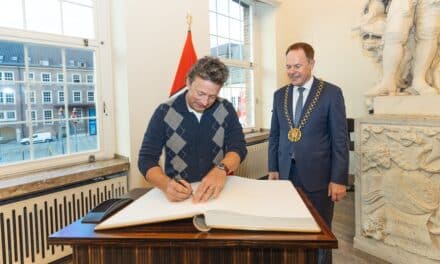 Jamie Oliver trägt sich ins Goldene Buch der Stadt&nbsp;ein