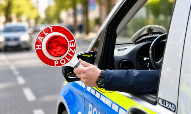 Golzheim — Verfolgungsfahrt endet mit Verkehrsunfall — Fahrer ohne Fahrerlaubnis