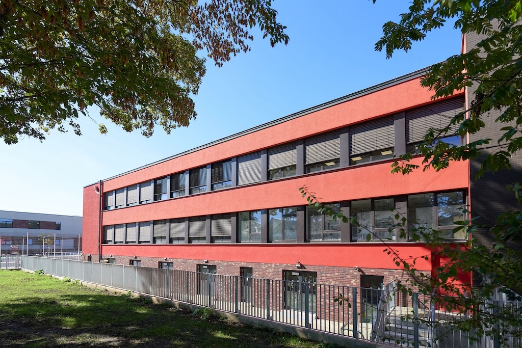 Das Gymnasium Gerresheim hat einen modernen Erweiterungsbau bekommen. Zudem wurden Bestandsgebäude sowie Außenflächen umfassend modernisiert. © Landeshauptstadt Düsseldorf/Claus Langer