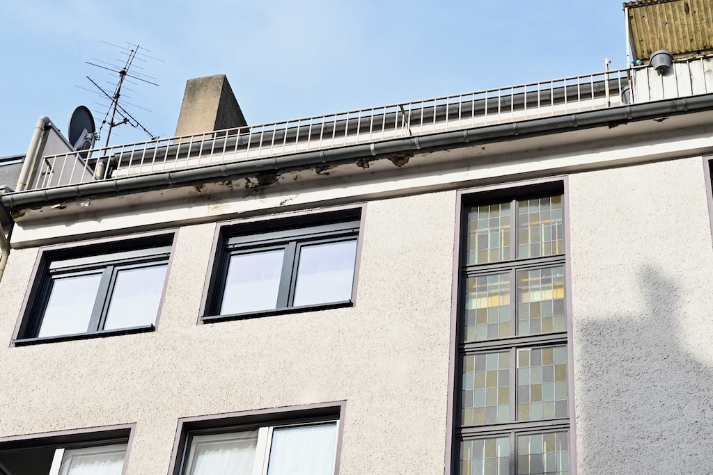Das betroffene Haus in der Talstraße grenzt an eine Baulücke und wird durch Stahlträger gestützt.© Lokalbüro