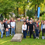 Mit Bürste und Eimer gegen Moos und Efeu: Patinnen und Paten pflegen den Golzheimer Friedhof