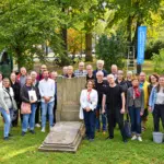 Mit Bürste und Eimer gegen Moos und Efeu: Patinnen und Paten pflegen den Golzheimer Friedhof