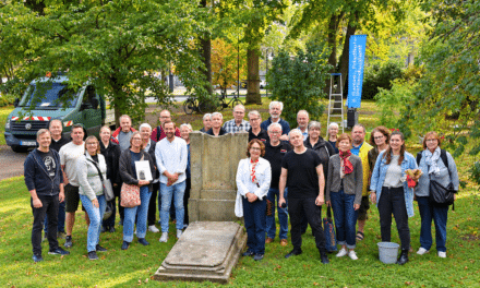 Mit Bürste und Eimer gegen Moos und Efeu: Patinnen und Paten pflegen den Golzheimer Friedhof