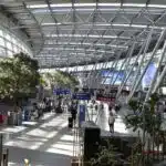Fünf gesuchte Personen am Flughafen Düsseldorf festgenommen