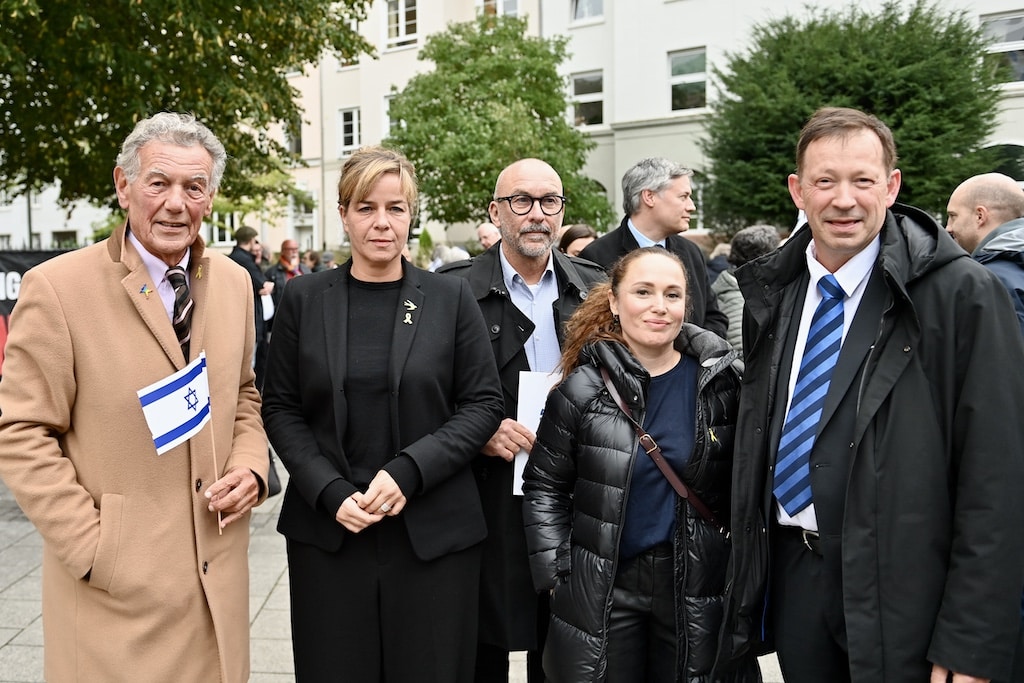 NRW-Wirtschaftsministerin Mona Neubaur (l.) bei einer Solidaritätsveranstaltung für die jüdische Gemeinschaft in Düsseldorf. Am 29. Oktober 2026 wird sie mit der Josef-Neuberger-Medaille ausgezeichnet.