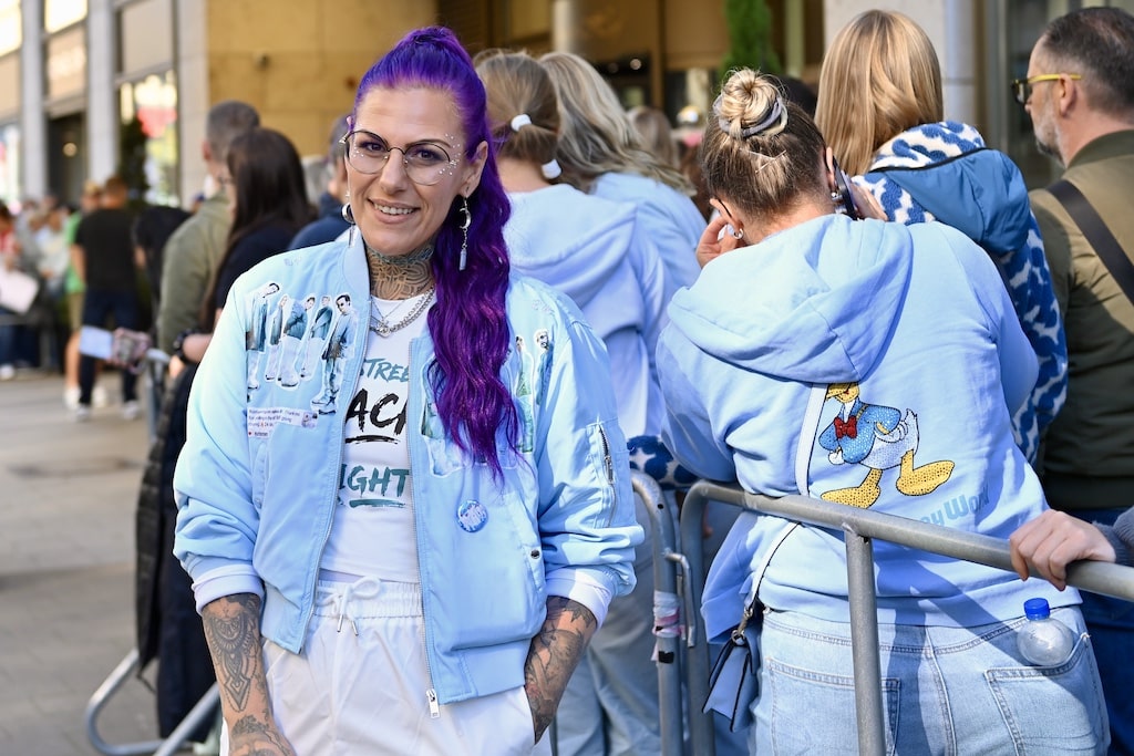 „Blau, so weit das Auge reicht: Backstreet-Boys-Fans prägen dieser Tage das Düsseldorfer Stadtbild." © Lokalbüro