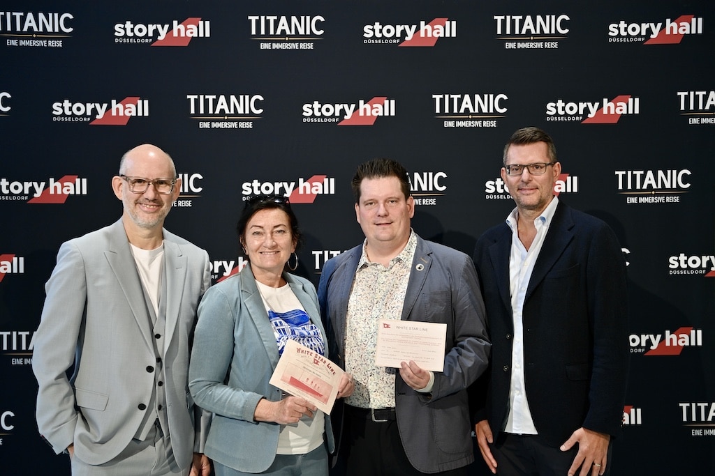 Präsentierten die Titanic-Ausstellung für Düsseldorf (v. l.): Michael Brill (D.Live), Kulturdezernentin Miriam Koch, Malte Fiebing-Petersen (Deutscher Titanic-Verein 1997) und Veranstalter Oliver Forster. Koch und Fiebing-Petersen halten nachgebildete Bordkarten im Stil der White Star Line in den Händen. © Lokalbüro