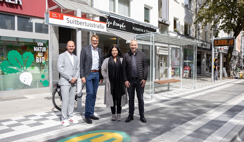 Eröffneten die neue Haltestelle „Suitbertusstraße“ offiziell (von links): Christian Finke (Rheinbahn-Vorstand Betrieb und Infrastruktur), Dr. Thorsten Graeßner (Bezirksbürgermeister Stadtbezirk 3), Cornelia Zuschke (Dezernentin für Planen, Bauen, Wohnen, Grundstückswesen und Mobilität), und Marc Nüßen (Abteilungsleiter Investitionsförderung, Verkehrsverbund Rhein-Ruhr) vor Ort.