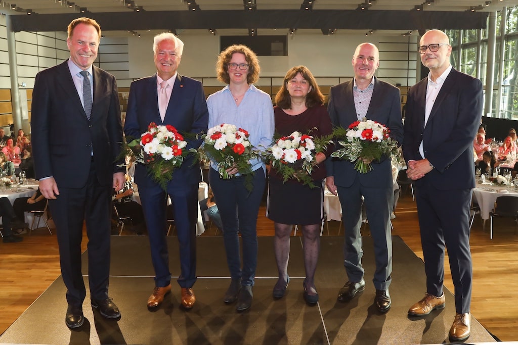 Auf Einladung von Oberbürgermeister Dr. Stephan Keller und des Gesamtpersonalrates wurden am Montag, 14. September 2026, insgesamt 300 Mitarbeiterinnen und Mitarbeiter für ihre langjährige Tätigkeit bei der Landeshauptstadt Düsseldorf geehrt: (v.l.n.r.) Oberbürgermeister Dr. Stephan Keller, Wolfgang Heise, Nina Jäger, Hannelore Glittenberg, Volker Schulte und Wolfgang Hose, Vorsitzender des Gesamtpersonalrats. © Elke Kröger