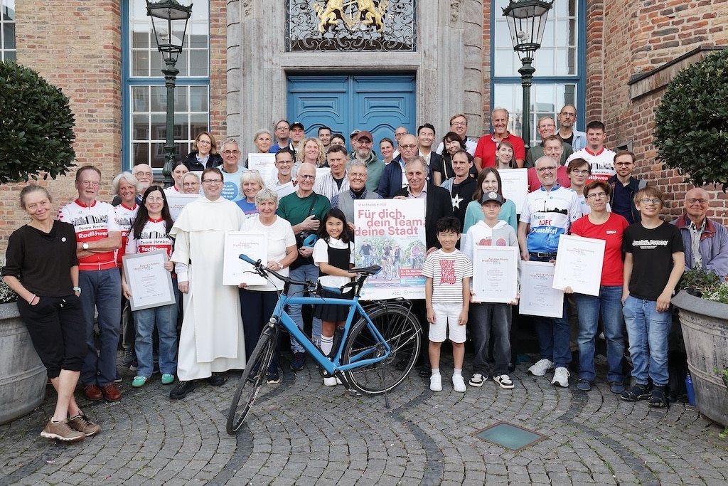 Alle Preisträgerinnen und Preisträger des Stadtradelns 2026 auf dem Marktplatz vor dem Rathaus. Jochen Kral (M.), Dezernent für Umwelt, überreichte den Siegerteams eine Urkunde. © Landeshauptstadt Düsseldorf/ David 