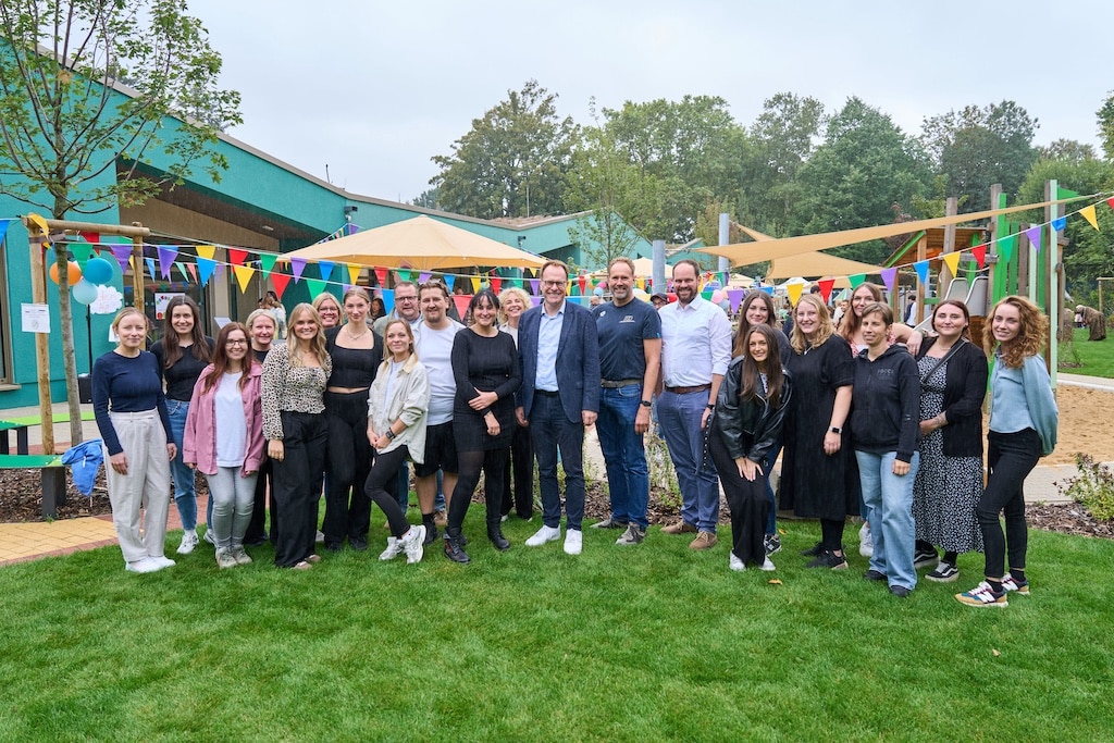 Die Kindertageseinrichtung Flinger Broich feierte am 11. September 2026 gemeinsam mit Oberbürgermeister Dr. Stephan  Keller (M.), Kita-Leiterin Borislava Knöfler (M.l.), rund 200 Kindern, Eltern und am Bau beteiligten Personen sowie Vertreterinnen und Vertretern des Vereins Freie Schwimmer ein großes Sommerfest © Stadt Düsseldorf/Claus Langer