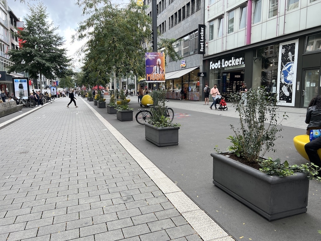 Jezt weitere 25 Pflanzenkübel © Lokalbüro Jezt weitere 25 Pflanzenkübel © Lokalbüro