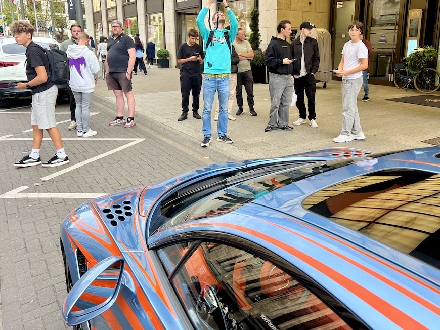 Bugatti Chiron Super Sport löst Carspotteralarm aus © Lokalbüro Bugatti Chiron Super Sport löst Carspotteralarm aus © Lokalbüro