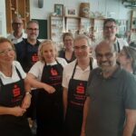Sparkassen-Vorstand tauscht Büro gegen Kochschürze