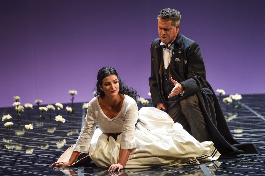 Giuseppe Verdis „La traviata“ an der Deutschen Oper am Rhein – hier mit Luiza Fatyol (Violetta Valéry) und Lucio Gallo (Giorgio Germont). FOTO: Hans Jörg Michel