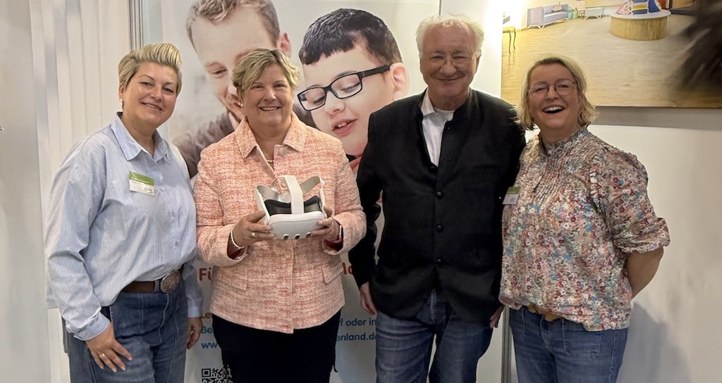 v.l. Susanne Klösener, der Beauftragten der Landesregierung für Menschen mit Behinderung sowie für Patientinnen und Patienten in Nordrhein-Westfalen Claudia Middendorf, dem Vorstandsvorsitzenden des Fördervereins Kinder- und Jugendhospiz Regenbogenland und Projektmitarbeiterin Angelika Scheffler © Regenbogenland