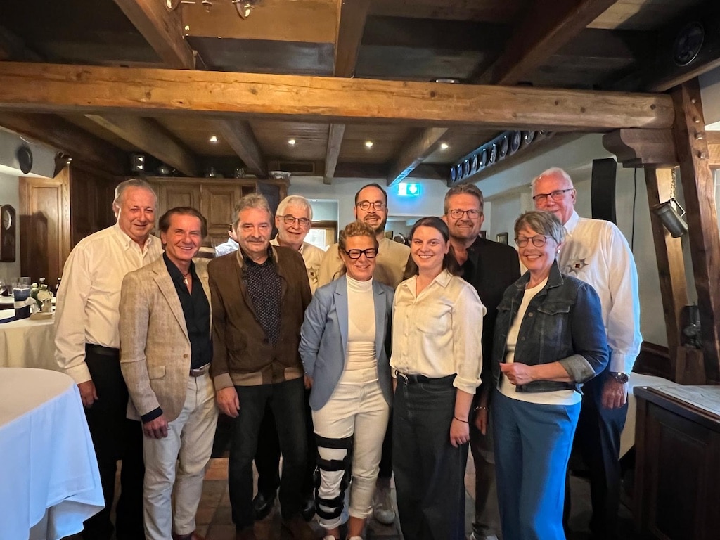 Tommy Stelzmann (Rot-Weiss, Standartenoffizier), Erminio Biasin (Blau-Weiss, Standarten-Offizier), Achim Graner (Blau-Weiss, neuer Chef-Adjutant), Herbert Küpper (Rot-Weiss, stellvertretender Chef-Adjutant), Claudia Kuhnt (Blau-Weiss, Rittmeisterin), Sascha Adrian (Blau-Weiss, Kommandeur), Jenny Butzki (Blau-Weiss, 1. Frauen-Adjutanten), Frank Minutillo (Blau-Weiss, Vize-Präsident), Barbara Morschhoven (Blau-Weiss, Schatzmeisterin) und Klaus Fricke (Rot-Weiss, stellvertretender Standartenoffizier). Foto: Privat