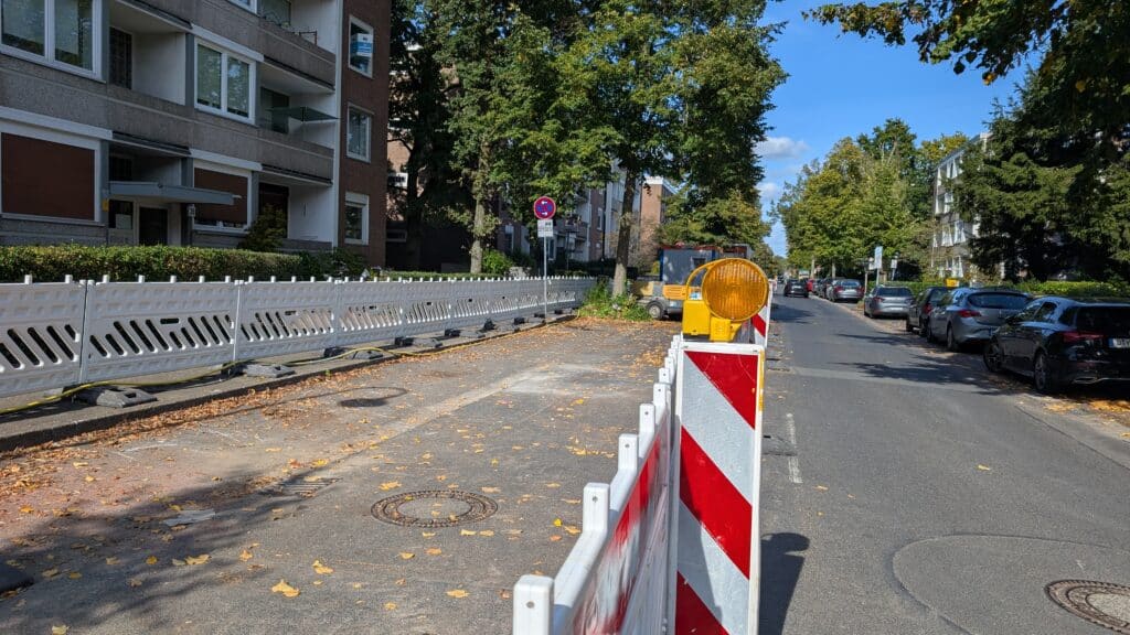 Die Baumaßnahme auf der Alten Landstraße hat den Verkehr beeinträchtigt. Nun ist die Lage entschärft. © Gabriele Schreckenberg