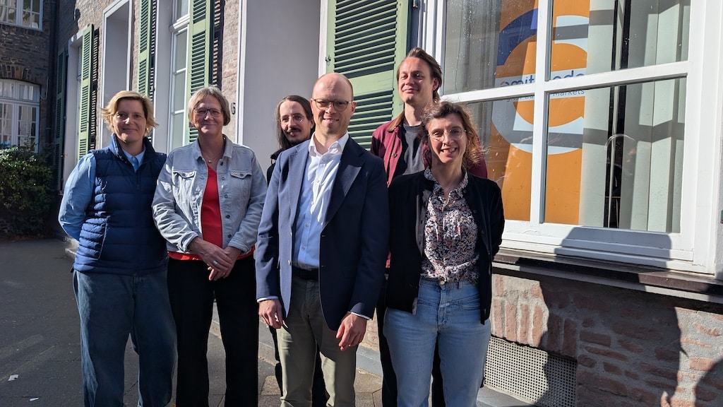 Sonnenbeschienen und voller Zuversicht (vl): Astrid Hirsch-von Borries, Andrea Sonnen, Paul Seibel, Benedict Stieber, Jona Winstroth, Anna Schlieck © Gabriele Schreckenberg