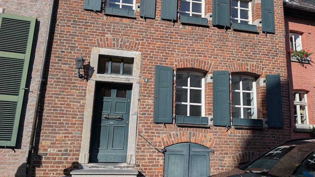 Im Haus Kaiserswerther Markt 8 wohnte die Familie Bornheim. Fünf von ihnen sind im KZ 1941 gestorben. Die Stolpersteine erinnern an sie. © Garbriele Schreckenberg