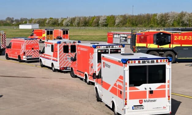 Sicherheitslandung am Flughafen Düsseldorf: Feuerwehr und Rettungsdienst im Großeinsatz