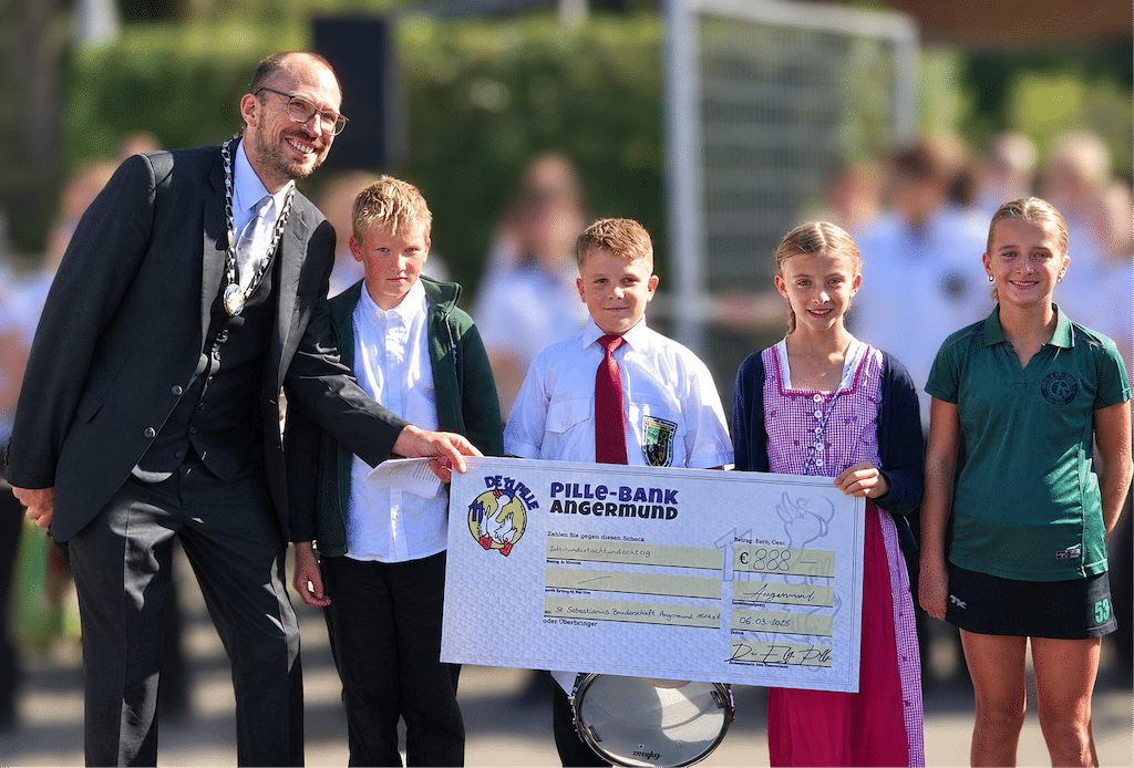 Strahlende Gesichter am Möschesonntag (vl): Schützenchef Philipp Ahlmann, Rick, Julius, Florentine & Marie © Elf Pille KG