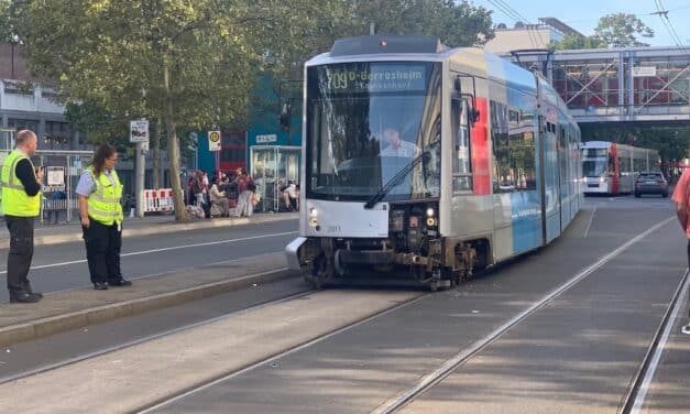 Reisebus kracht in Stadtbahn – zwei Verletzte in der Düsseldorfer Innenstadt