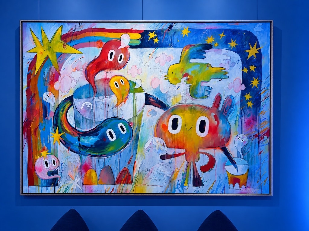 "Farbgewaltig und voller Figuren: eines der Werke von Lucia Astuy in der Ausstellung „Colour, Curiosity & Courage" © Lokalbüro "Farbgewaltig und voller Figuren: eines der Werke von Lucia Astuy in der Ausstellung „Colour, Curiosity & Courage" © Lokalbüro