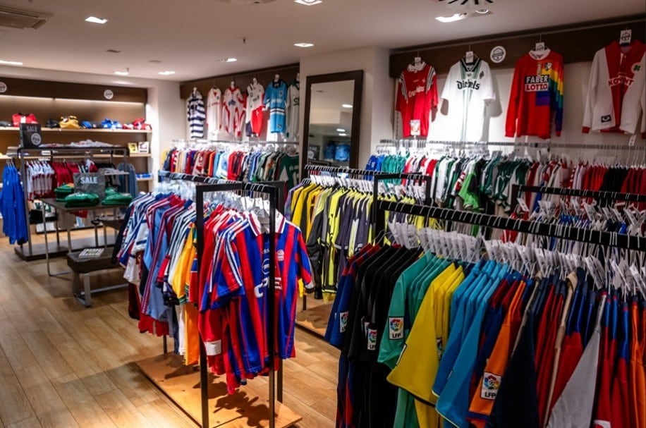Vintage-Fußballkultur mitten in Düsseldorf: Der neue Fanwart Pop-up-Store in der KÖ Galerie © Andreas Endermann  