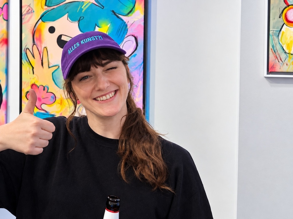 "Bestens gelaunt: Lucia Astuy bei der Ausstellungseröffnung am Schwanenmarkt." © Lokalbüro "Bestens gelaunt: Lucia Astuy bei der Ausstellungseröffnung am Schwanenmarkt." © Lokalbüro