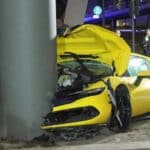 Schwerer Unfall in Düsseldorf: Ferrari prallt gegen Brückenpfeiler