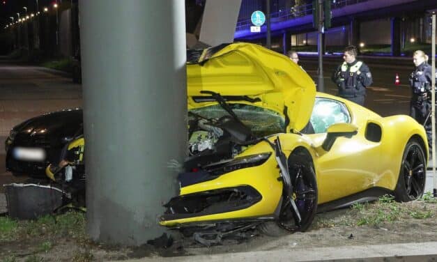 Schwerer Unfall in Düsseldorf: Ferrari prallt gegen Brückenpfeiler