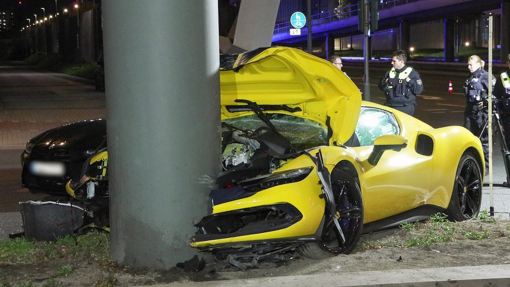 Schwerer Unfall: Ferrari krachte frontal gegen Brückenpfeiler © Patrick Schüller