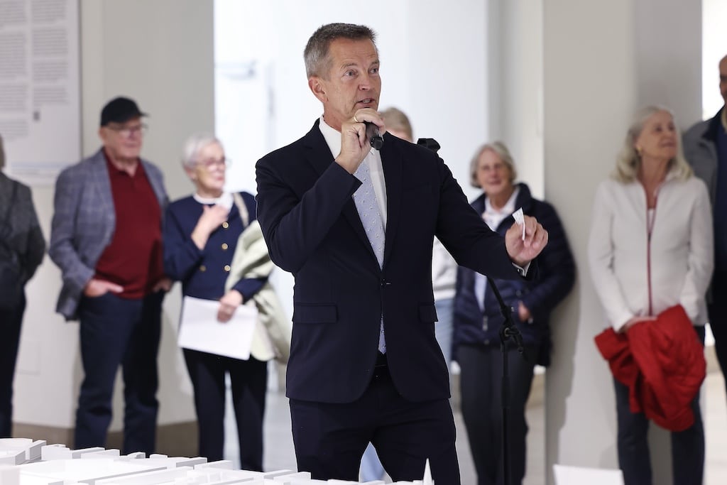 "Spektrum76 – Düsseldorfer Künstlerkreis e.V." präsentiert zu seinem 50-jährigen Bestehen eine Ausstellung im Düsseldorfer Rathaus. Eröffnet wurde die Schau von Bürgermeister Josef Hinkel. © Landeshauptstadt Düsseldorf/ David Young