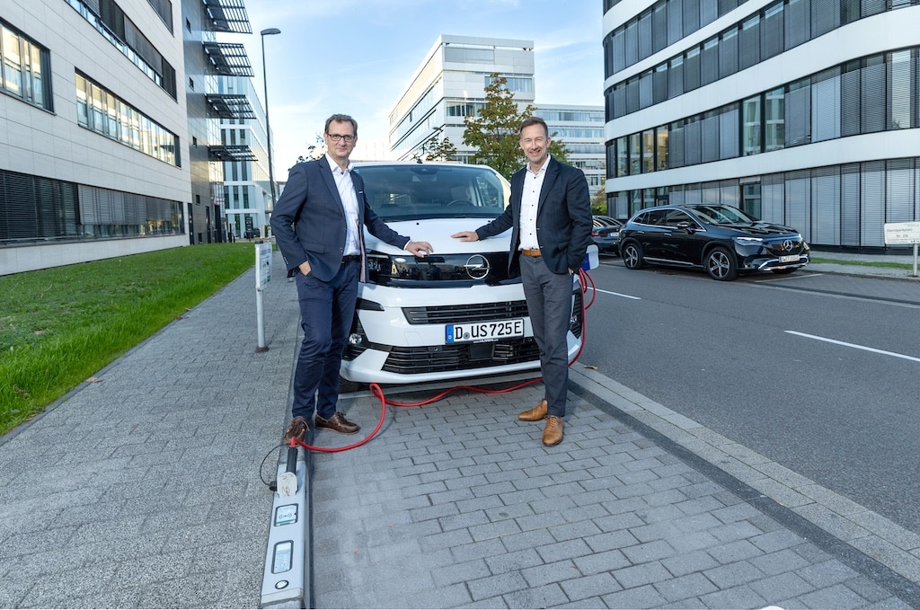 Julien Mounier, Vorstandsvorsitzender der Stadtwerke Düsseldorf (links) und Lars Redeligx, Vorsitzender der Geschäftsführung der Flughafen Düsseldorf GmbH (rechts) ©&nbsp;Stadtwerke Düsseldorf / Melanie Zanin